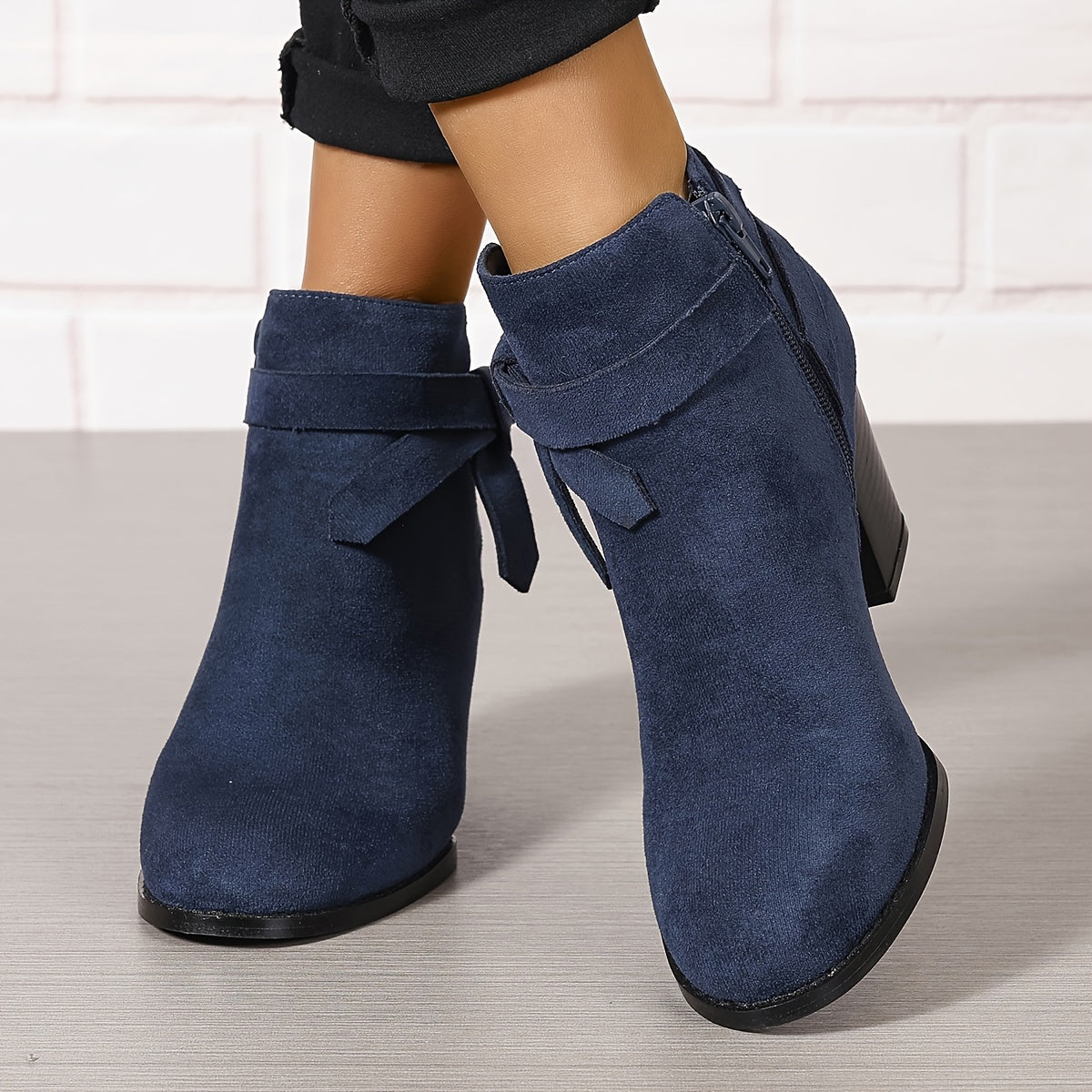 Heloise | Damen Stiefeletten mit Blockabsatz und Rückenschleifendetail
