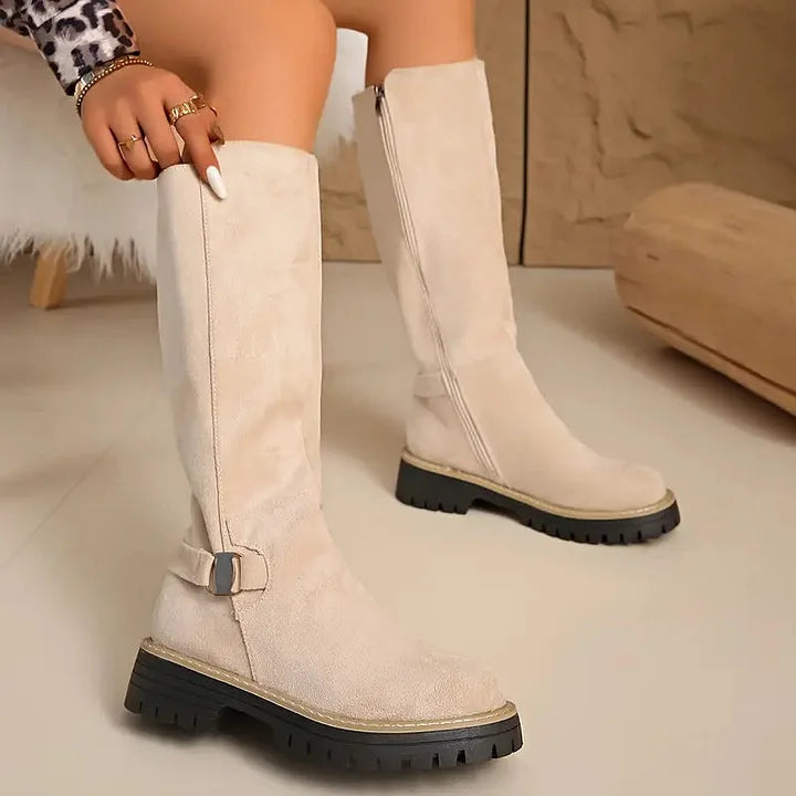 Bertine | Damen kniehohe Stiefel mit Schnallendetail und Profilsohle