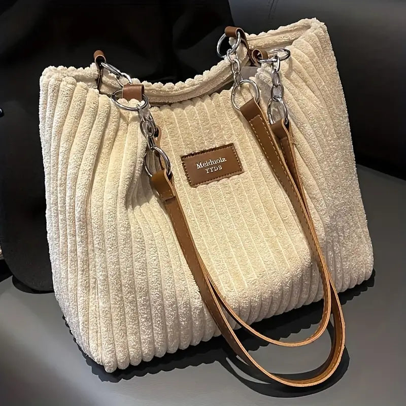 Alvhilde | Weiche gerippte Tasche mit stylischer Metallkette