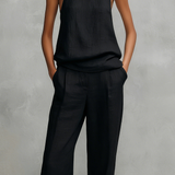 Elegantes Damen-Set in Schwarz mit rundem Ausschnitt, ärmellosem Oberteil und Hose.