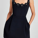 Cindy | Feminines Mini-Kleid mit Blumenapplikationen