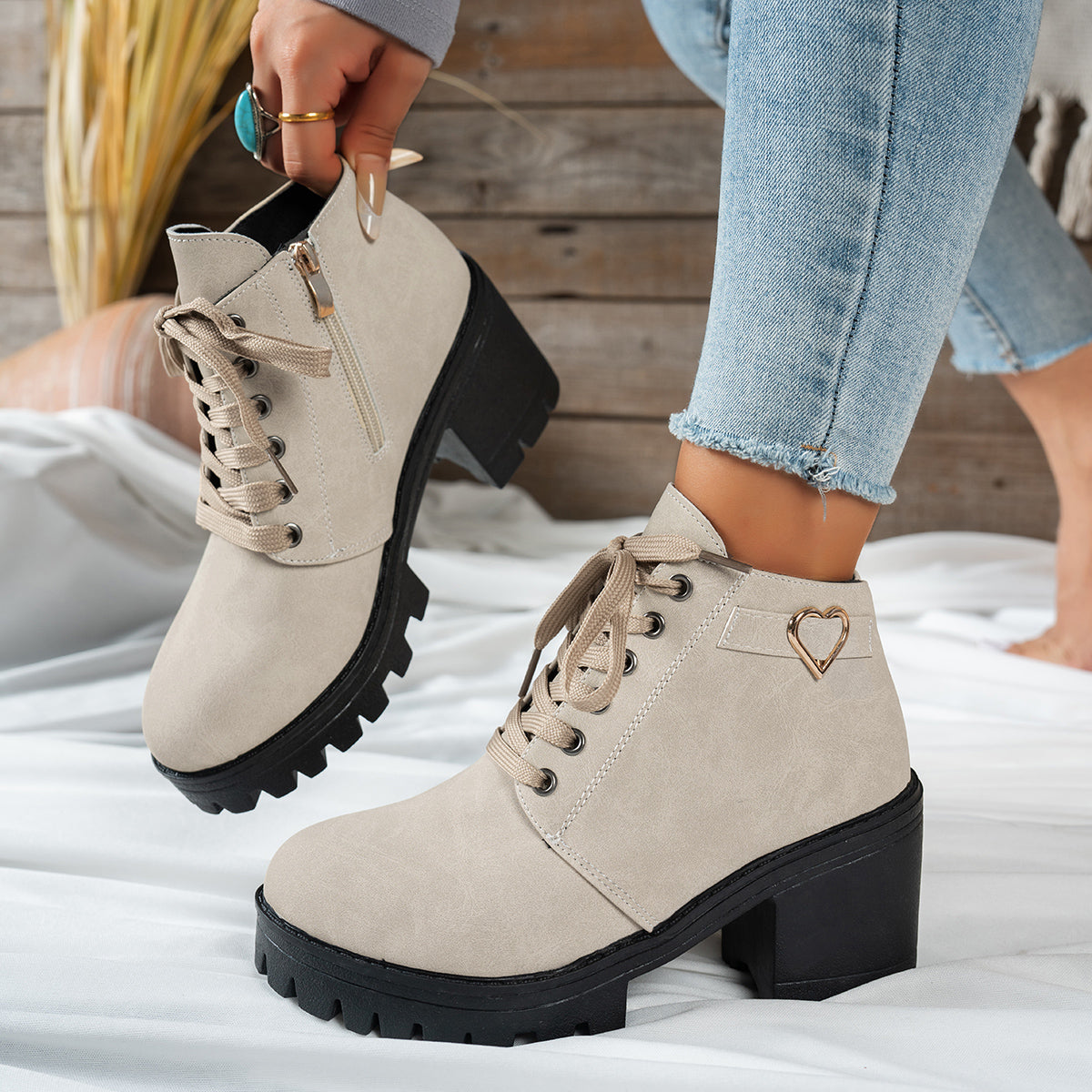 Darcy | Damen Schnür-Stiefelette mit Blockabsatz und goldener Herzschnalle
