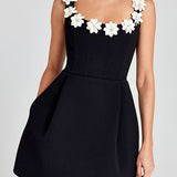 Cindy | Feminines Mini-Kleid mit Blumenapplikationen