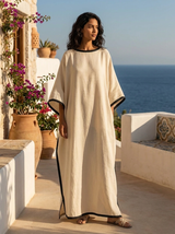 Beige Off-Shoulder Maxikleid mit lockerem Schnitt und Farbblockdesign