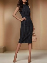 Schmal geschnittenes Midi-Ärmelkleid in Schwarz mit Nadelstreifen
