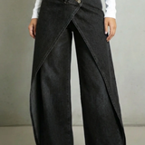 Vintage-inspirierte High-Waisted Denim-Jeans mit Rüschenbund und Bindegürtel