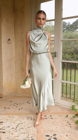 Amber™ - Elegantes Satin-Kleid mit Hohem Hals in Lichtgold