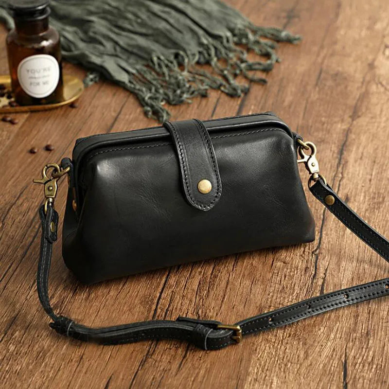 Herdis | Klassische und kompakte Tasche in warmem Cognac-Ton